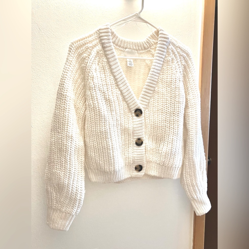 H&M White Short Rib Knit Cardigan with long raglan sleeves.